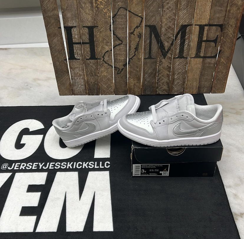 Air Jordan 1 Low Metallic Silver Preschool size 3